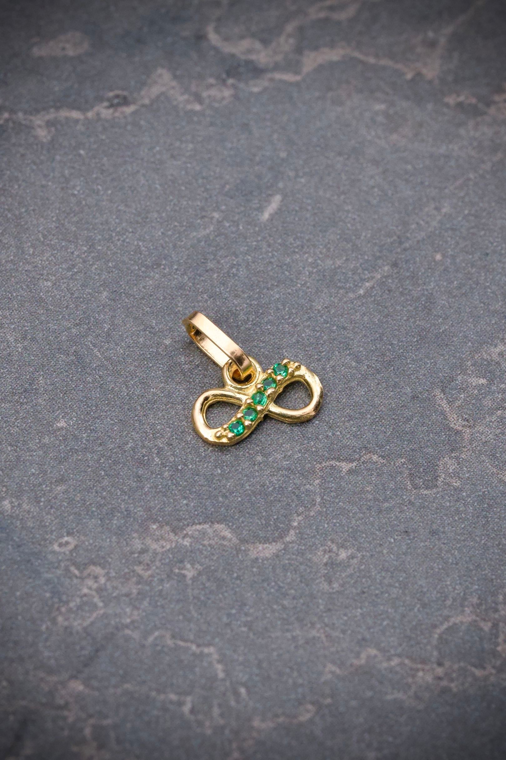 Dije infinito con swarovski verde 0.3gr / Largo 0.9cm / Oro Amarillo Nac B