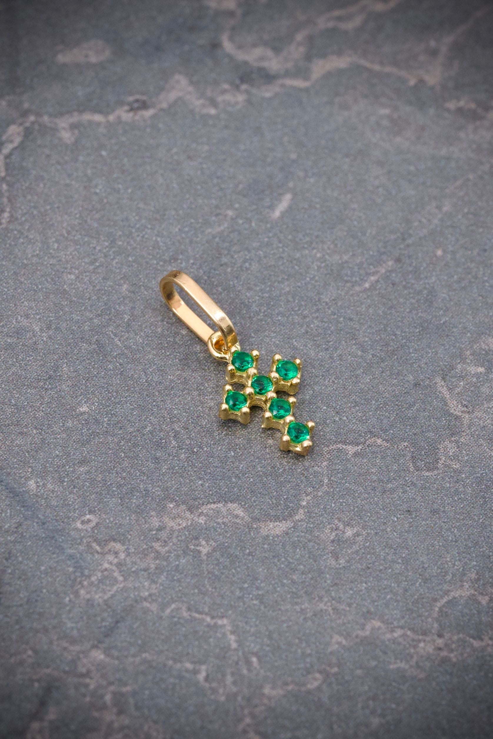 Dije Cruz con swarovski Verde 0.45gr / Largo 1.5cm / Oro Amarillo Nac B