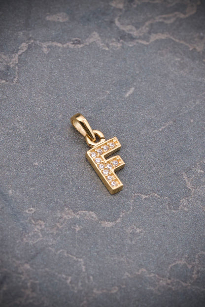 Dije letra F con swarovski blanco 0.6gr / Largo 1.5cm — Oro Amarillo