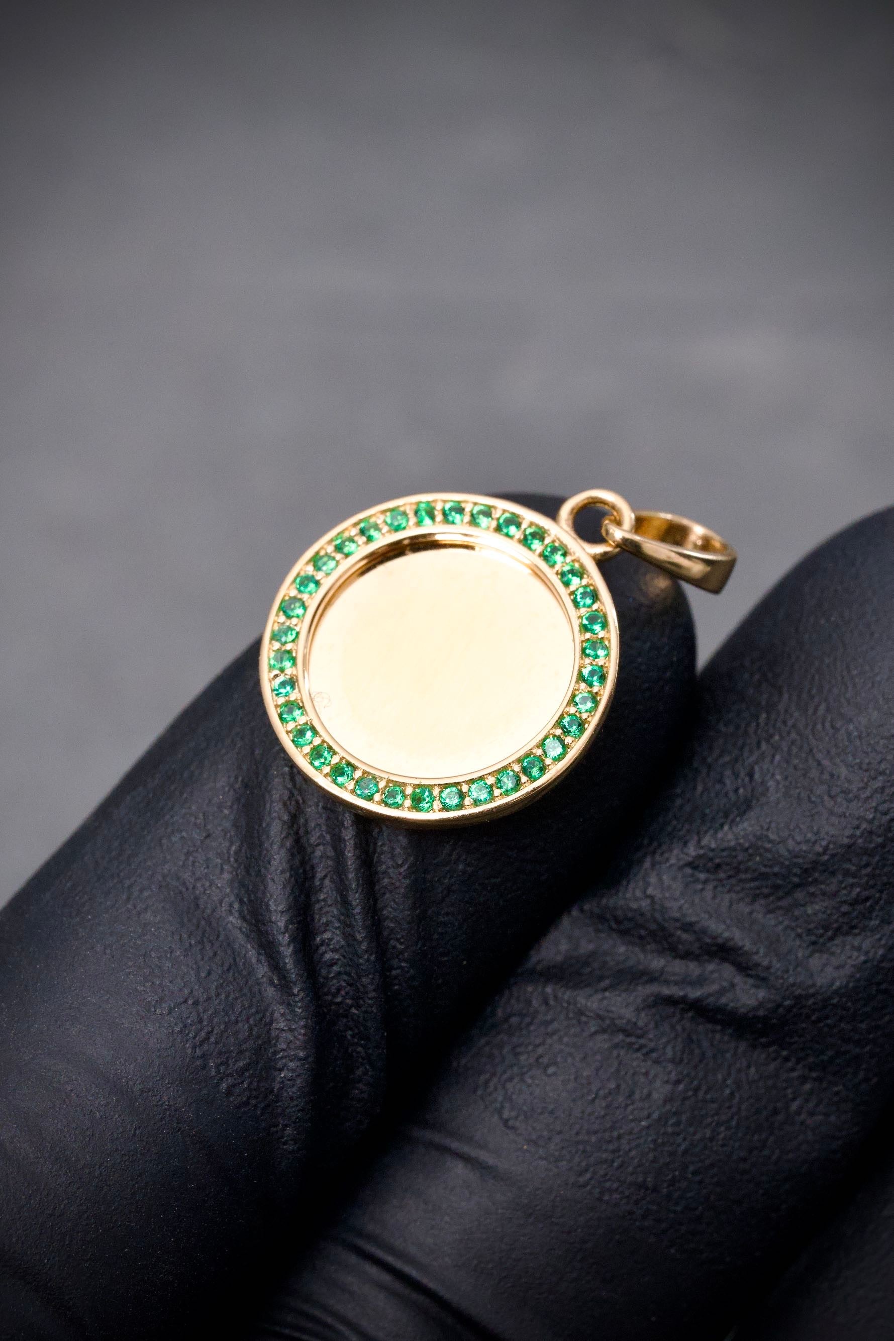 Dije placa con swarovski verde 2.2gr / Largo 2.3cm / Oro Amarillo Nac M