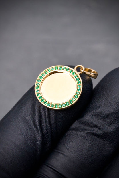 Dije placa con swarovski verde 2.2gr / Largo 2.3cm / Oro Amarillo Nac M