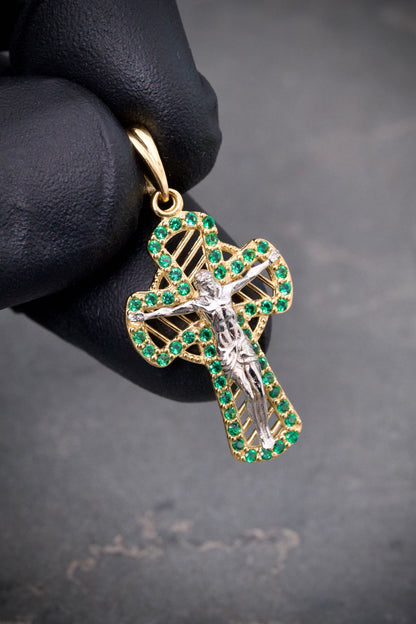 Dije cruz con cristo y swarovski verde 3.2gr / Largo 3.3cm / Dos Oros Nac M