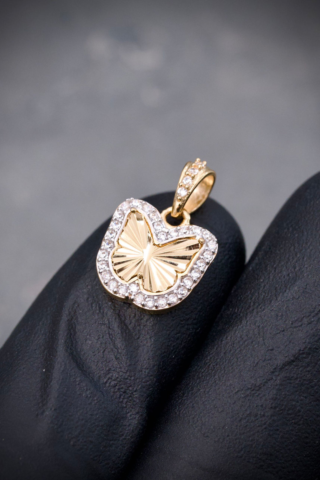 Dije mariposa con swarovski blanco 1.65gr / Largo 1.6cm — Oro Amarillo