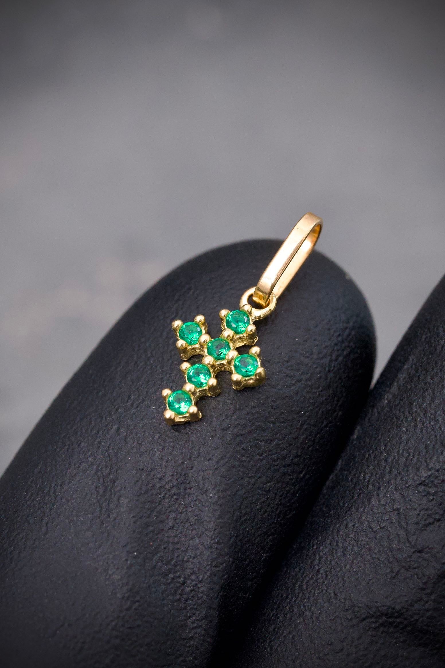 Dije Cruz con swarovski Verde 0.45gr / Largo 1.5cm / Oro Amarillo Nac B