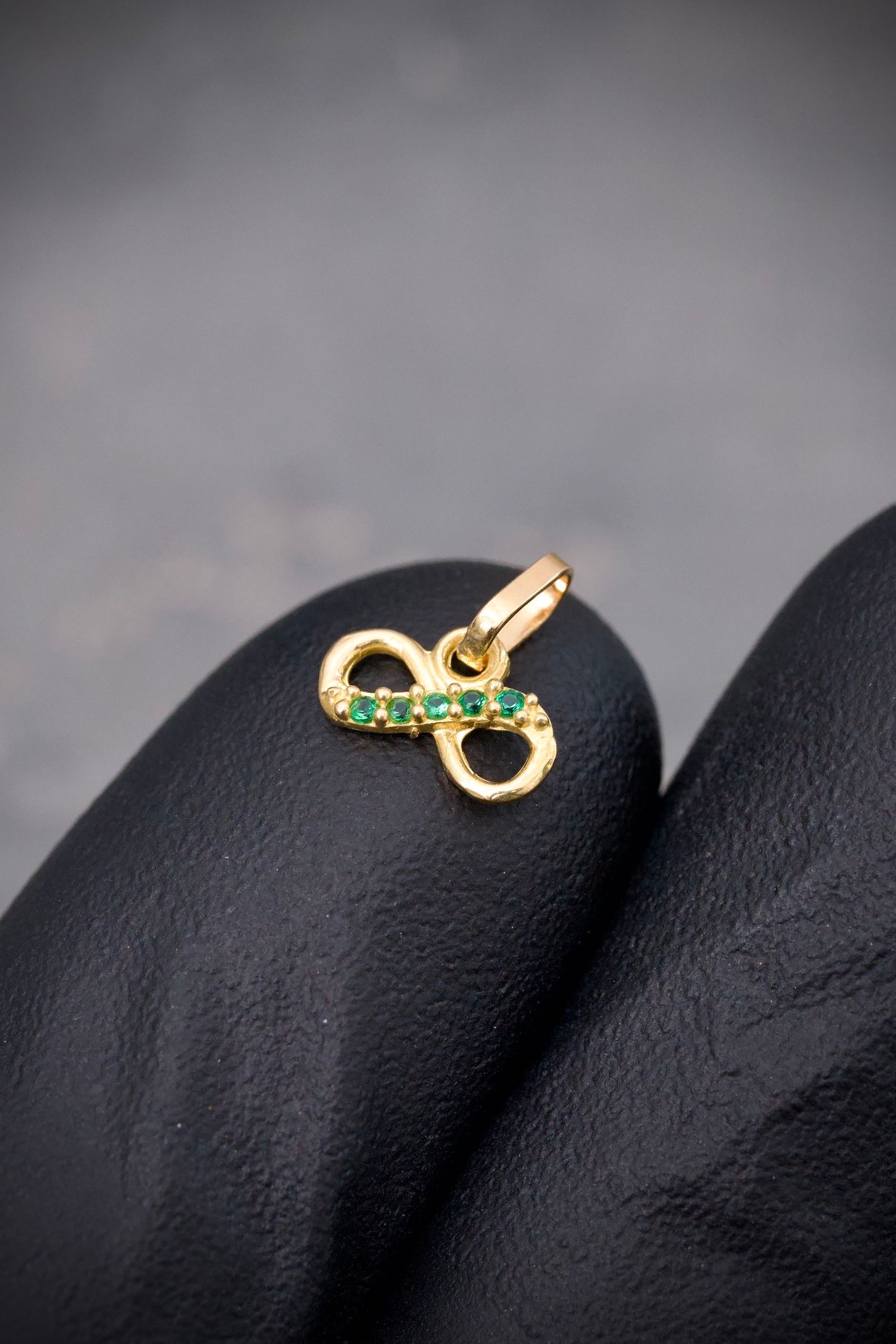 Dije infinito con swarovski verde 0.3gr / Largo 0.9cm / Oro Amarillo Nac B