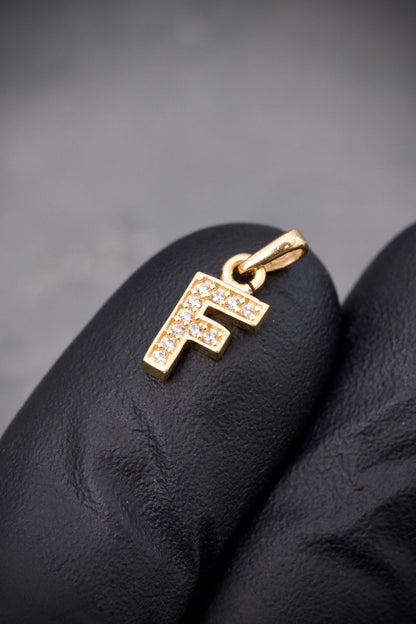 Dije letra F con swarovski blanco 0.6gr / Largo 1.5cm — Oro Amarillo