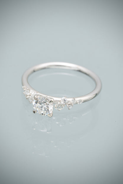 Solitario con 50pts de Diamante Central y 14pts de Diamantes Laterales 2.35gr / Talla 6 1/4 — Oro Blanco