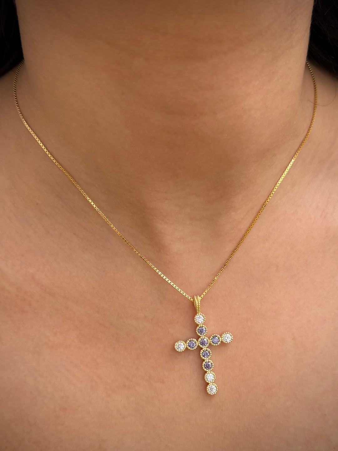 Dije Cruz con 113pts de Moissanita Morada y Blanca 4.6gr / 3.7cm / 22.8mm — Oro Amarillo