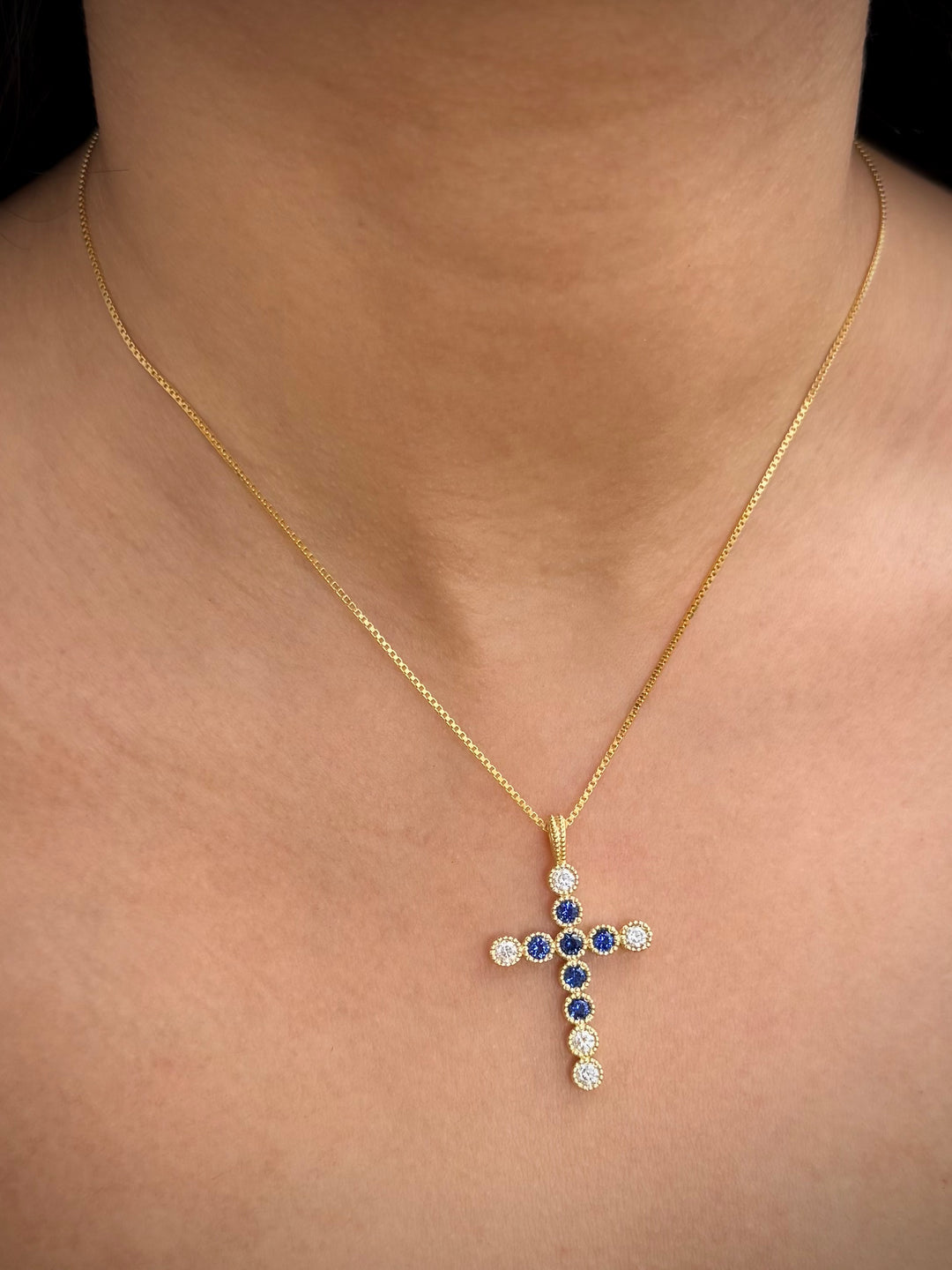 Dije con 133pts de Moissanita Azul y Blanca 4.65gr / 3.7cm / 22.8mm — Oro Amarillo