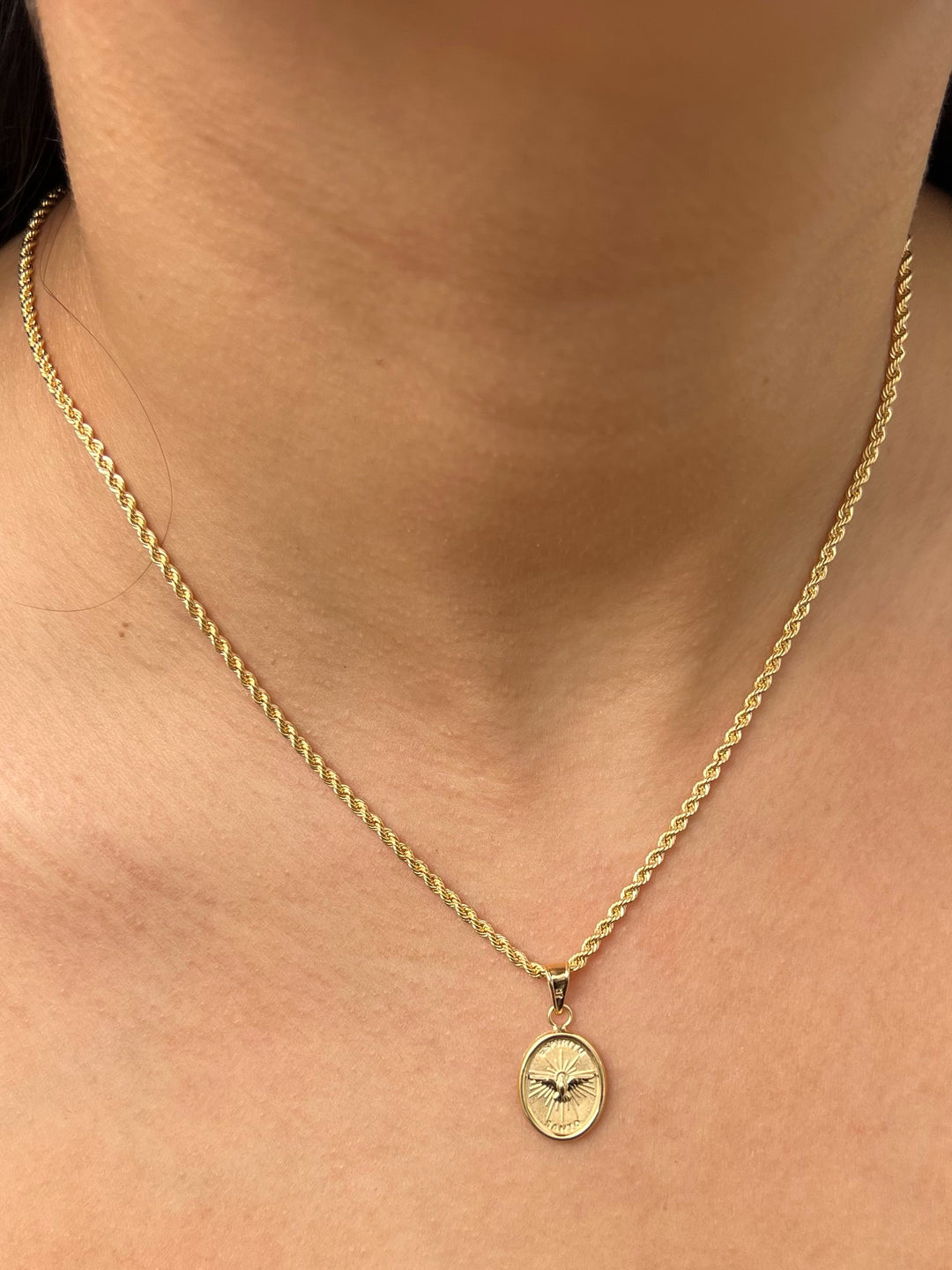 Dije espiritu santo 0.85gr / Largo 2.3cm — Oro Amarillo