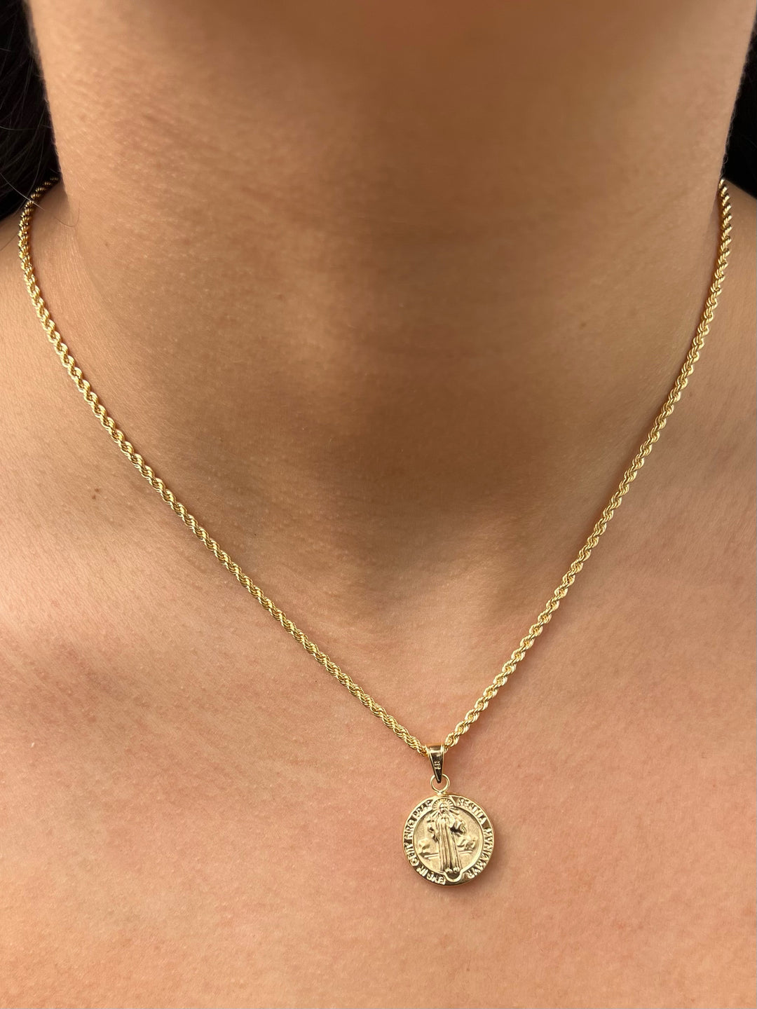 Dije san benito 1.3gr / Largo 2.5cm — Oro Amarillo