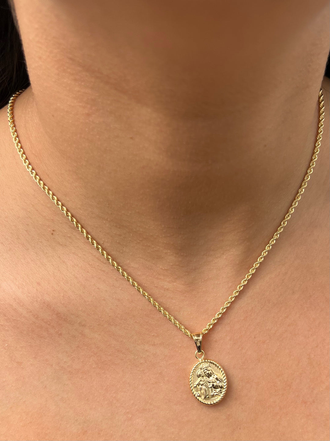 Dije virgen del carmen 1.55gr / Largo 3.0cm — Oro Amarillo