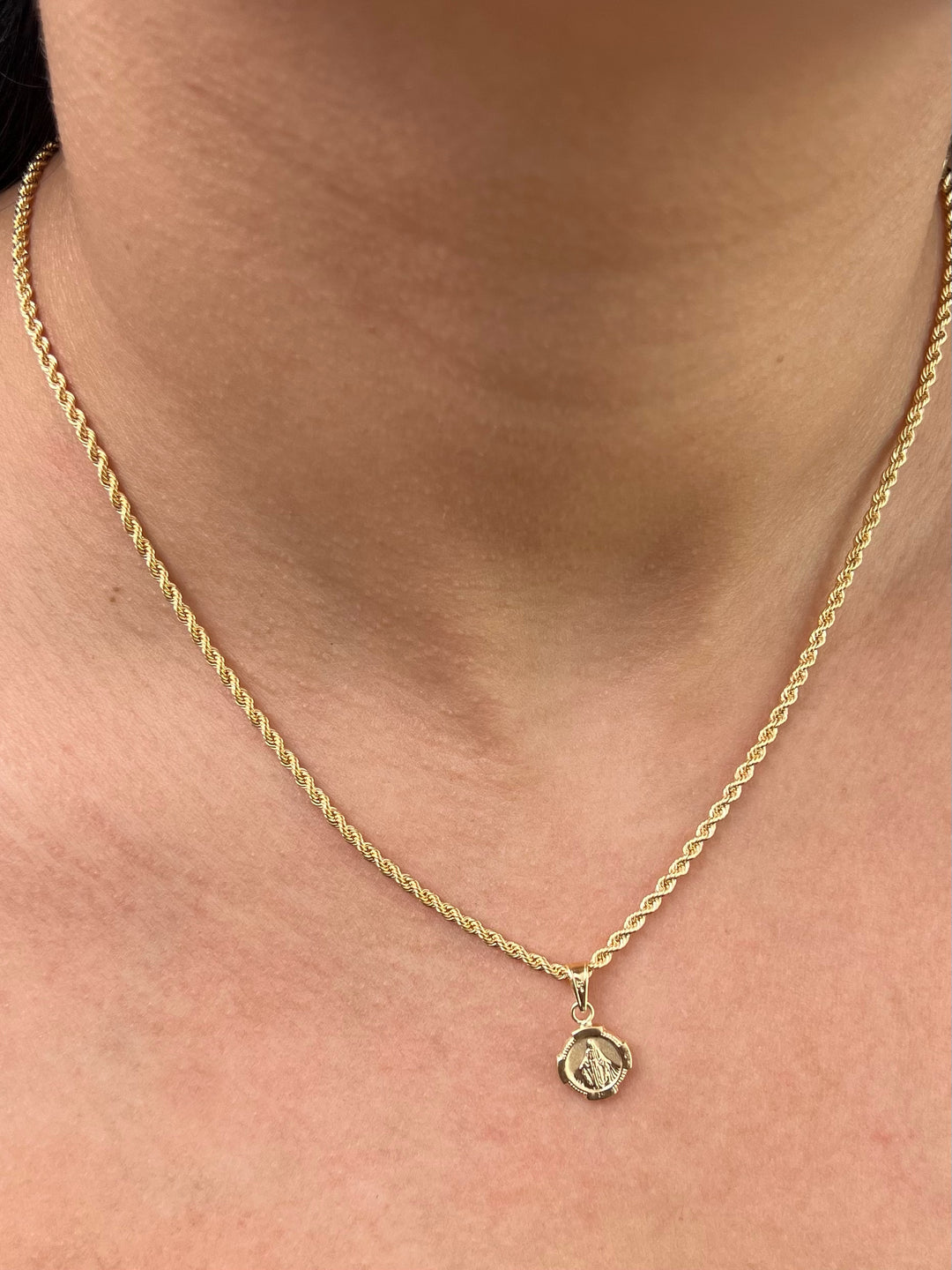 Dije virgen de la milagrosa 0.5gr / Largo 1.7cm — Oro Amarillo