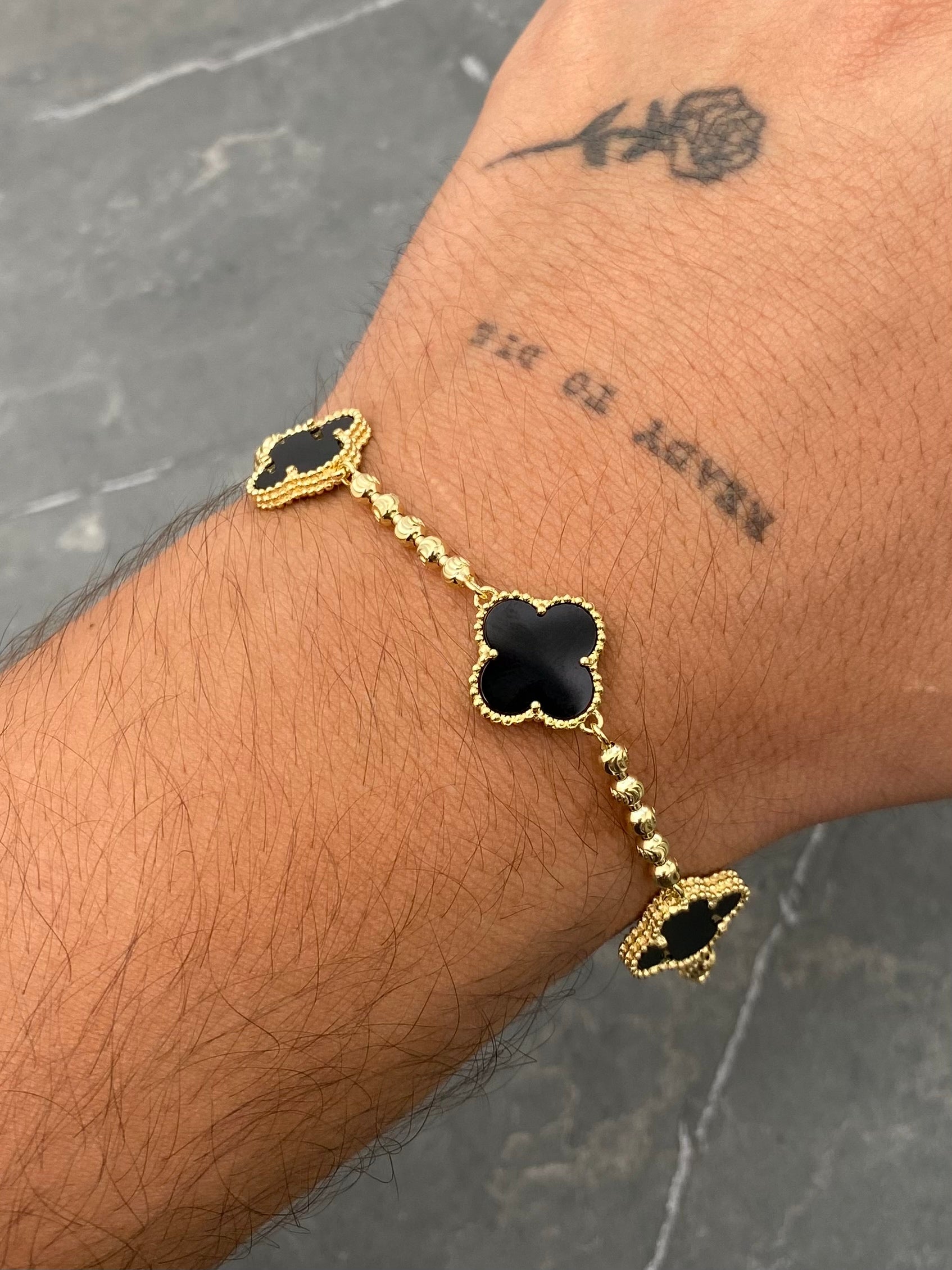 Pulso Lucky Clover Piedra Negra 9.75gr / 17.5cm / 14mm — Oro Amarillo