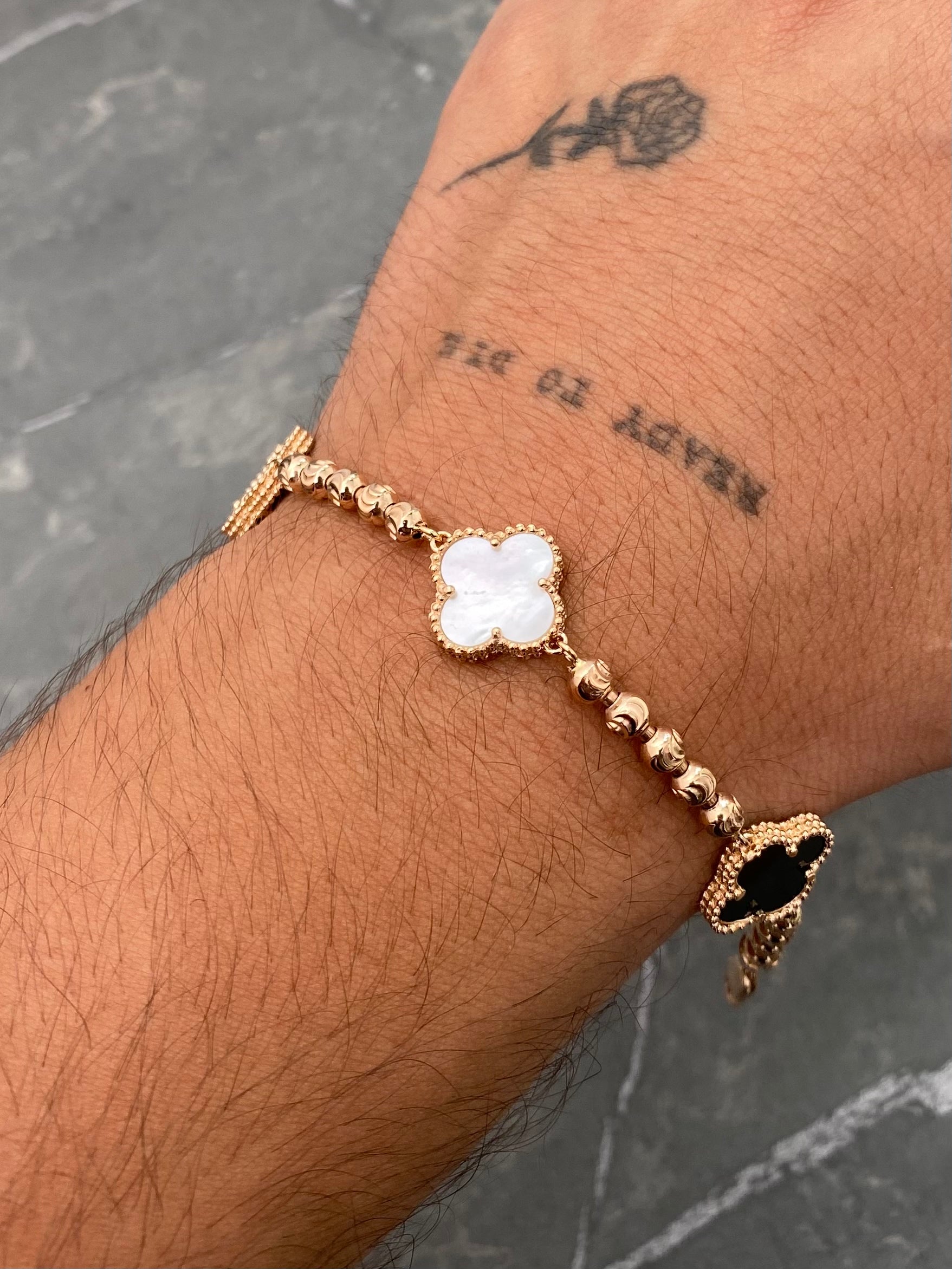 Pulso Lucky Clover Piedra Negra y Blanca 11.55gr / 19.5cm / 13.9mm — Oro Rosado