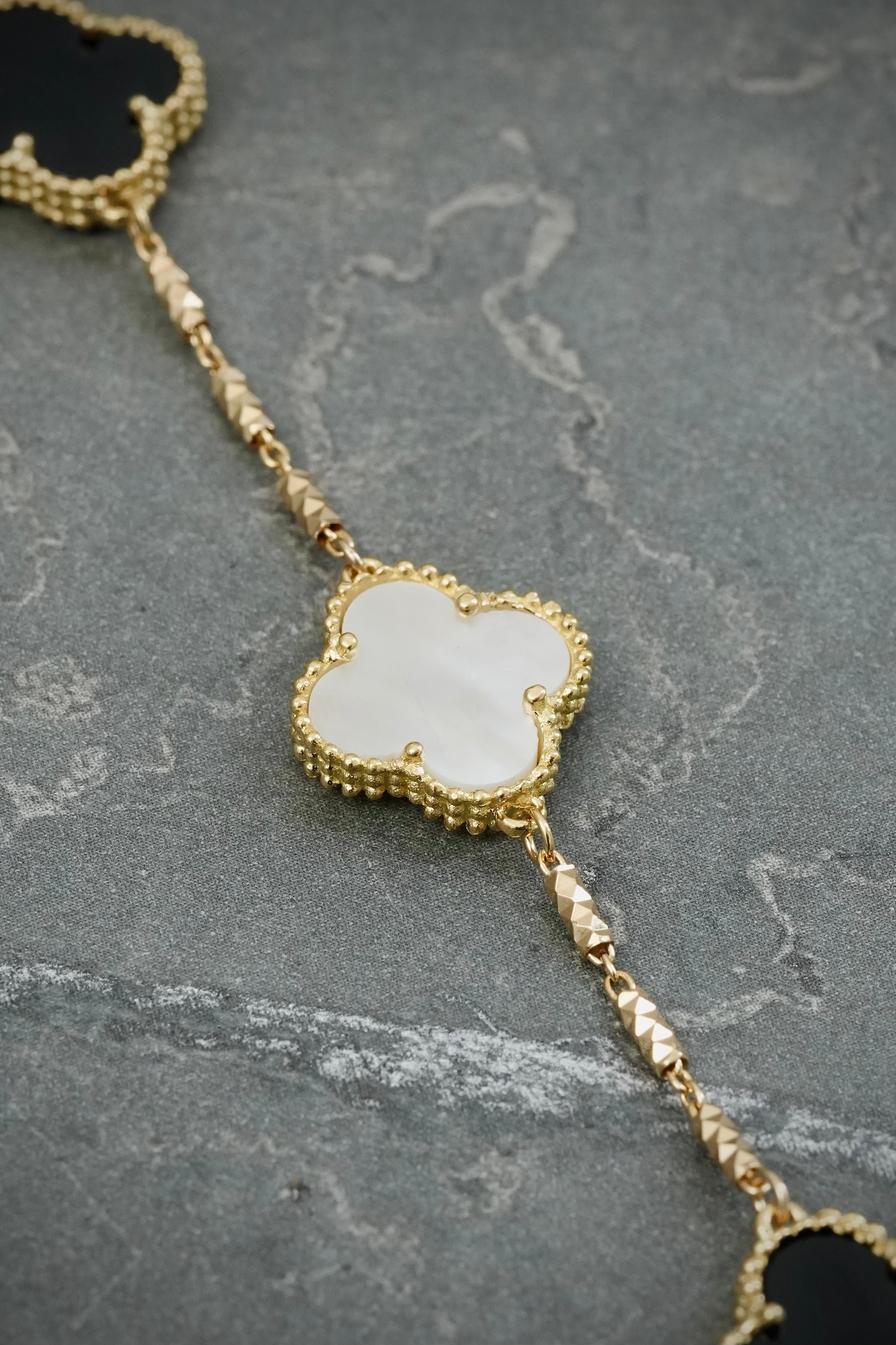 Pulso Lucky Clover Piedra Blanca y Negra 7.9gr / 19cm / 14mm — Oro Amarillo