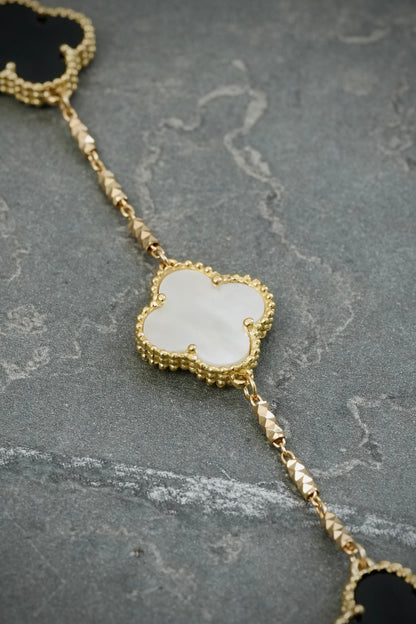 Pulso Lucky Clover Piedra Blanca y Negra 7.9gr / 19cm / 14mm — Oro Amarillo