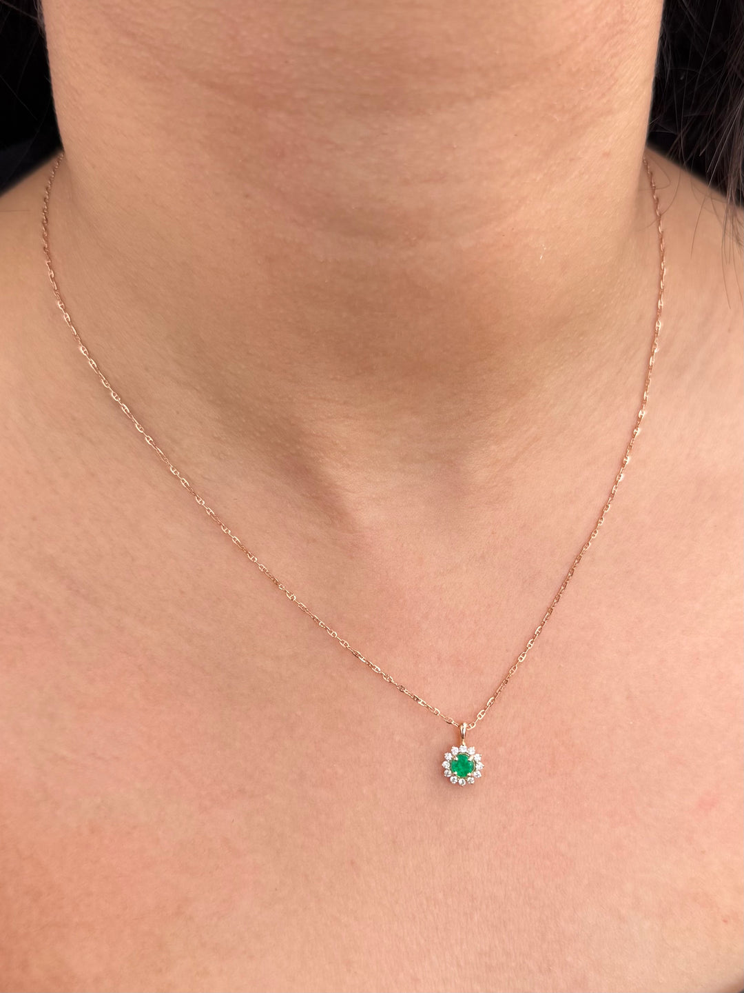 Dije con 26pts de Esmeralda y 12pts de Diamantes 0.6gr / 1.1cm / 7.9mm — Oro Rosado