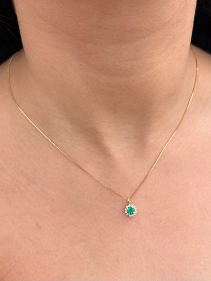 Dije con 25pts de Esmeralda y 12pts de Diamantes 0.75gr / 1.1cm / 7.8mm — Oro Amarillo