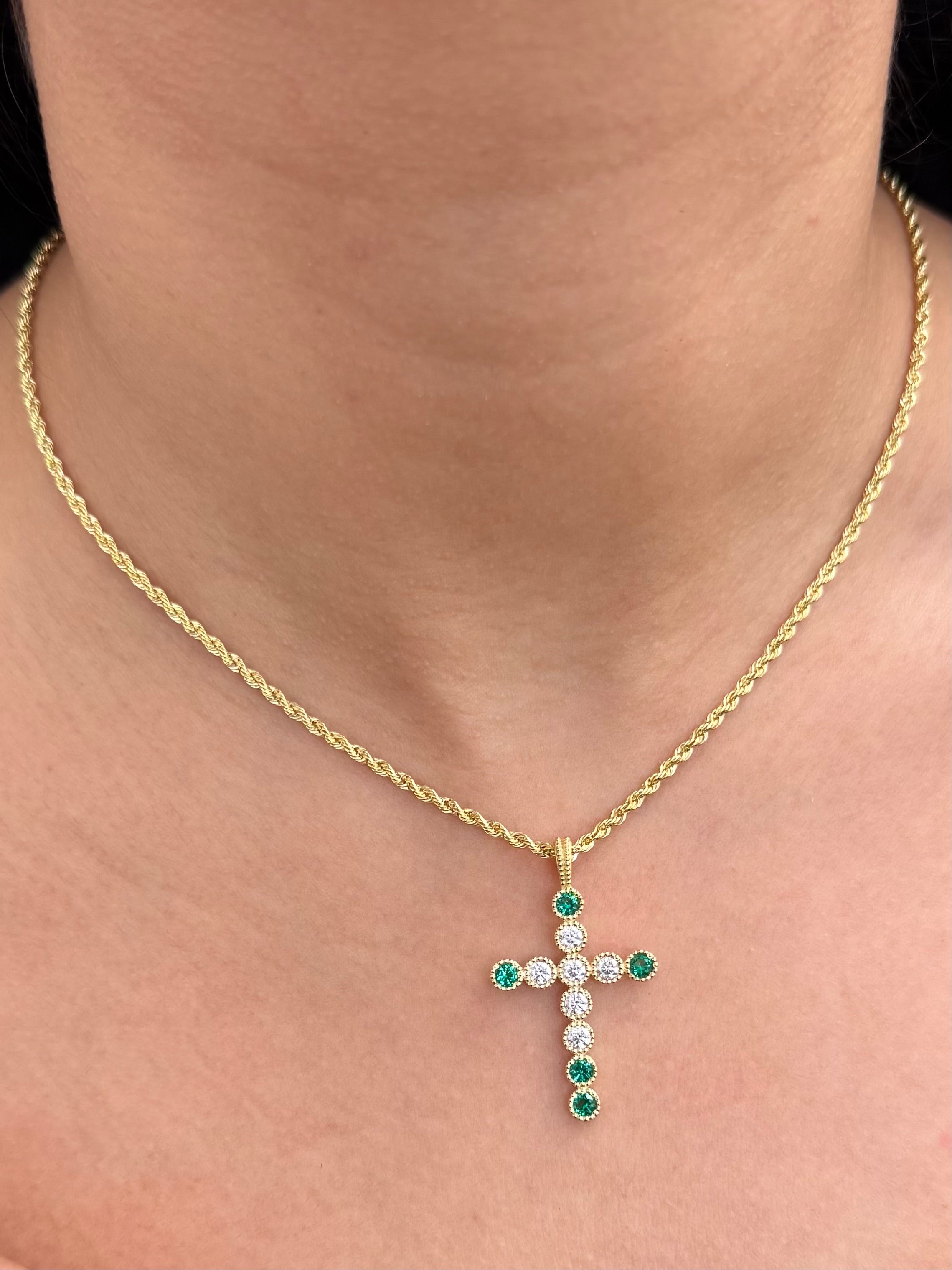 Dije Cruz con 109pts de Moissanita verde y blanca  4.45gr / 3.7cm / 22.7mm — Oro Amarillo