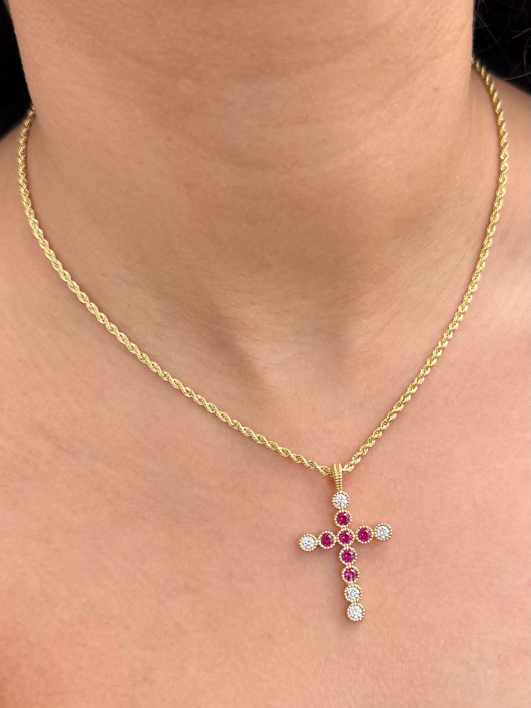 Dije Cruz con 133pts de Moissanita fucsia y blanca 4.55gr / 3.7cm / 22.7mm — Oro Amarillo