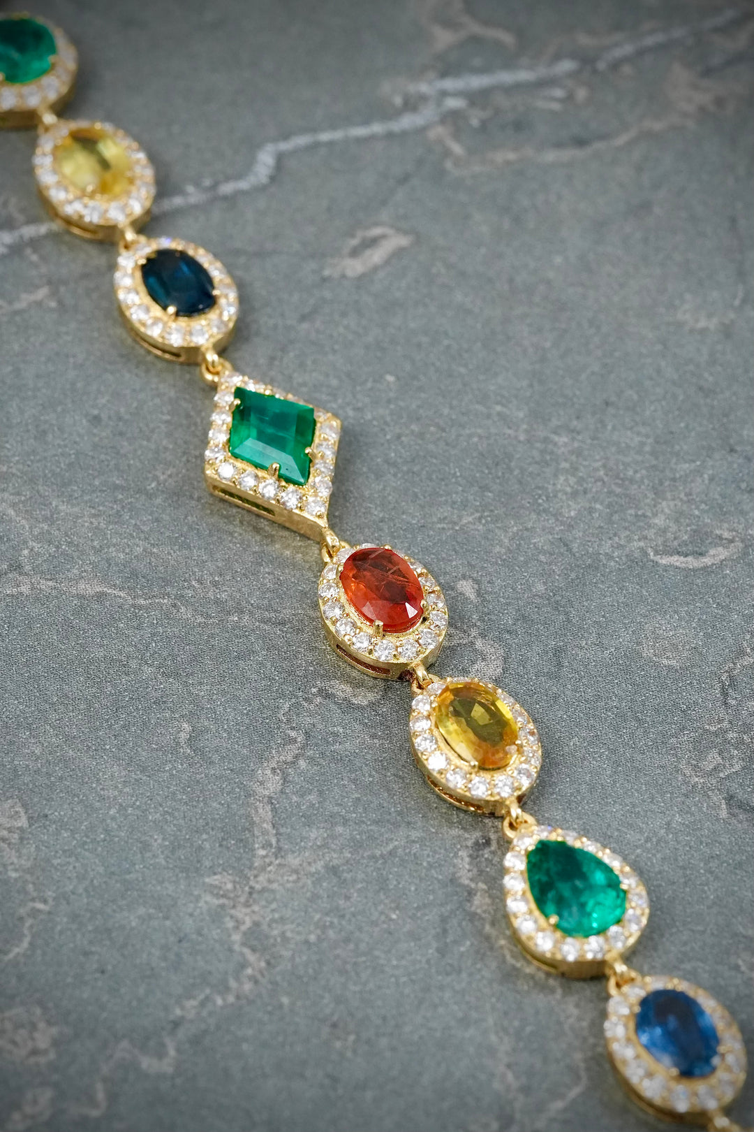 Pulso con 621pts zafiro, 288pts esmeralda y 245pts diamante LB 11.9gr / Largo 19cm — Oro Amarillo