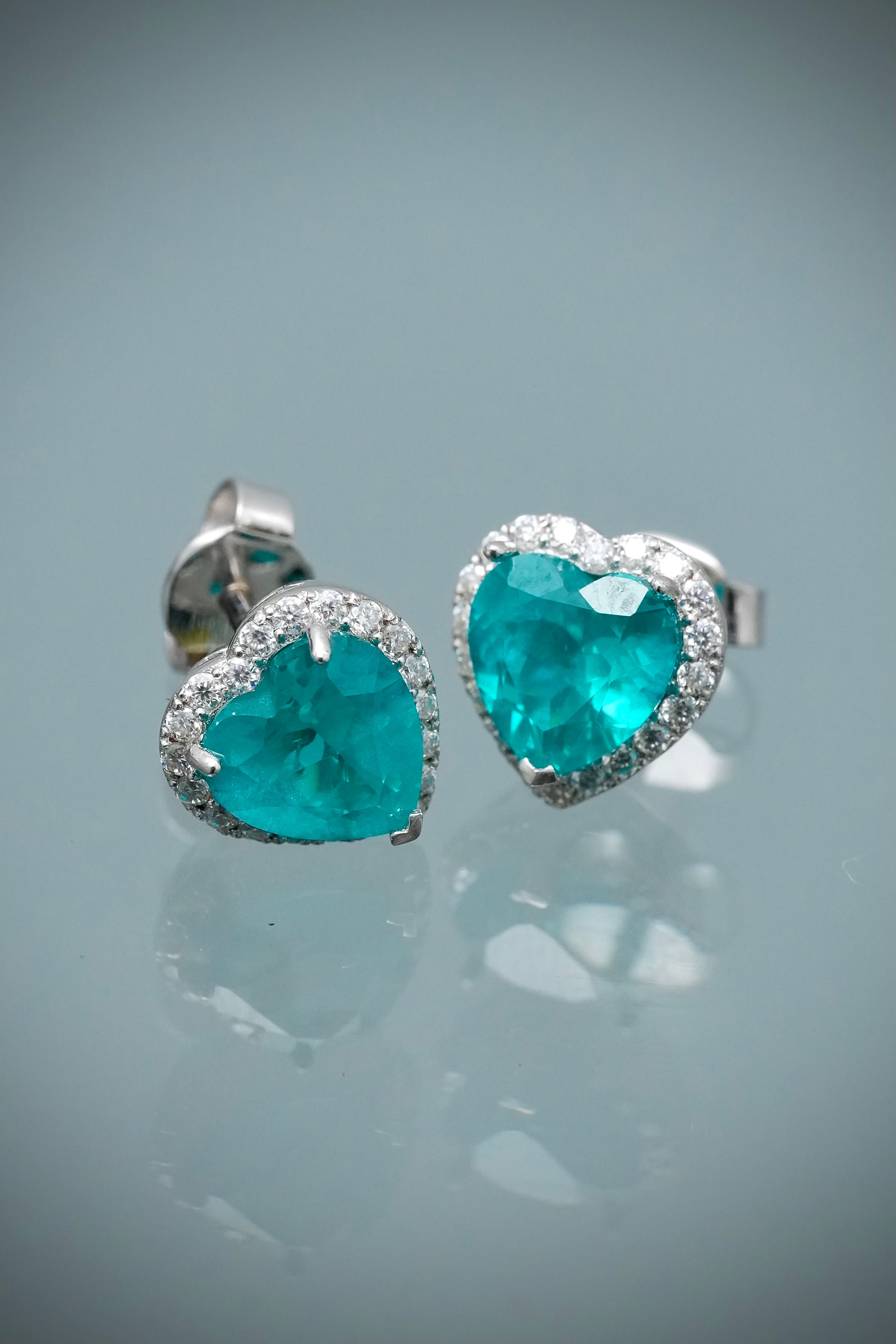 Topos corazon con 256pts de paraiba y 40pts de moissanitas 2.7gr / Largo 0.7cm / Oro Blanco (Joya) M