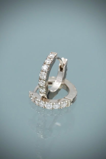 Candongas con 40pts de diamantes 2.6gr / Largo 1.1cm / Oro Blanco (Joya) B