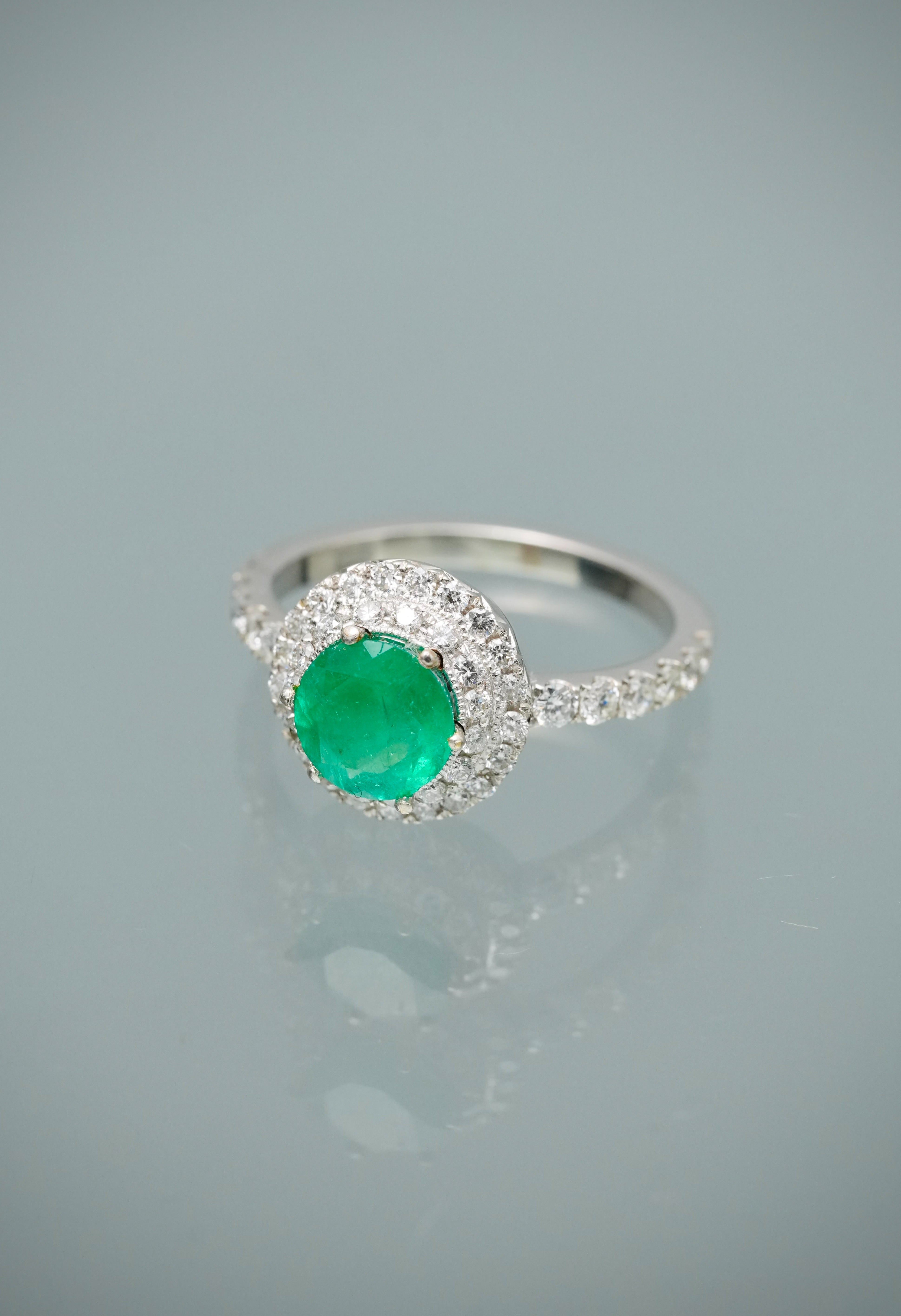 Solitario con 98pts de esmeralda y 130pts de diamantes 4.65gr / Talla 7 — Oro Blanco