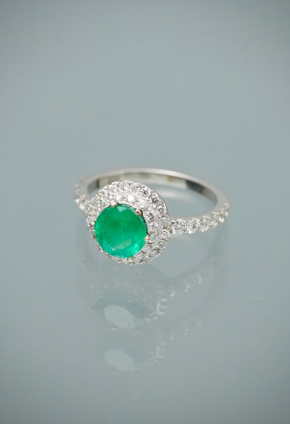 Solitario con 98pts de esmeralda y 130pts de diamantes 4.65gr / Talla 7 — Oro Blanco
