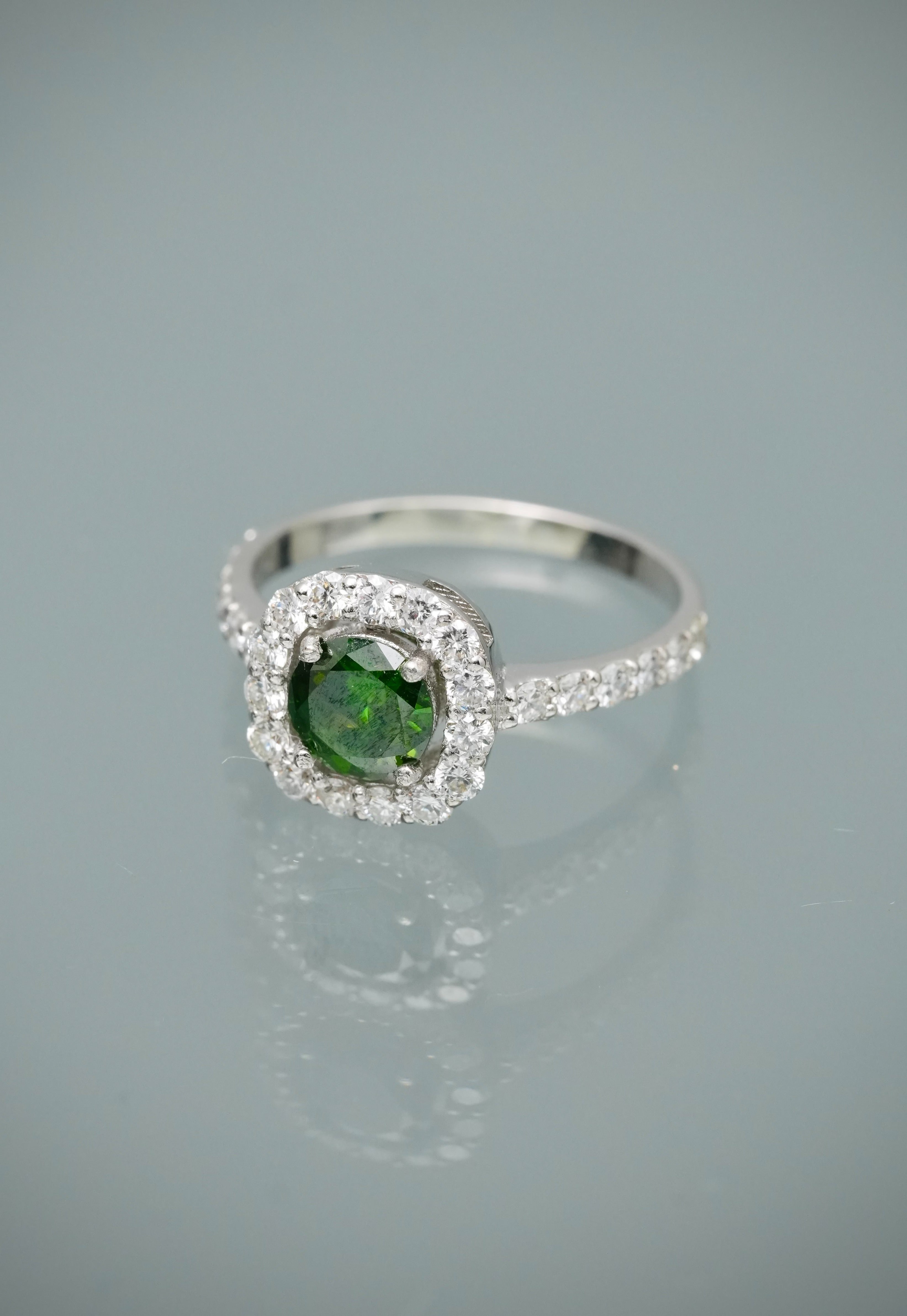 Solitario con 51pts de diamante verde y 56pts de diamante blanco 2.65gr / Talla 4 3/4 — Oro Blanco