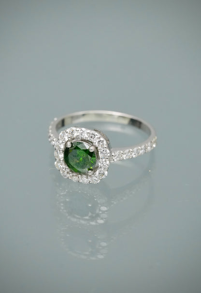 Solitario con 51pts de diamante verde y 56pts de diamante blanco 2.65gr / Talla 4 3/4 — Oro Blanco