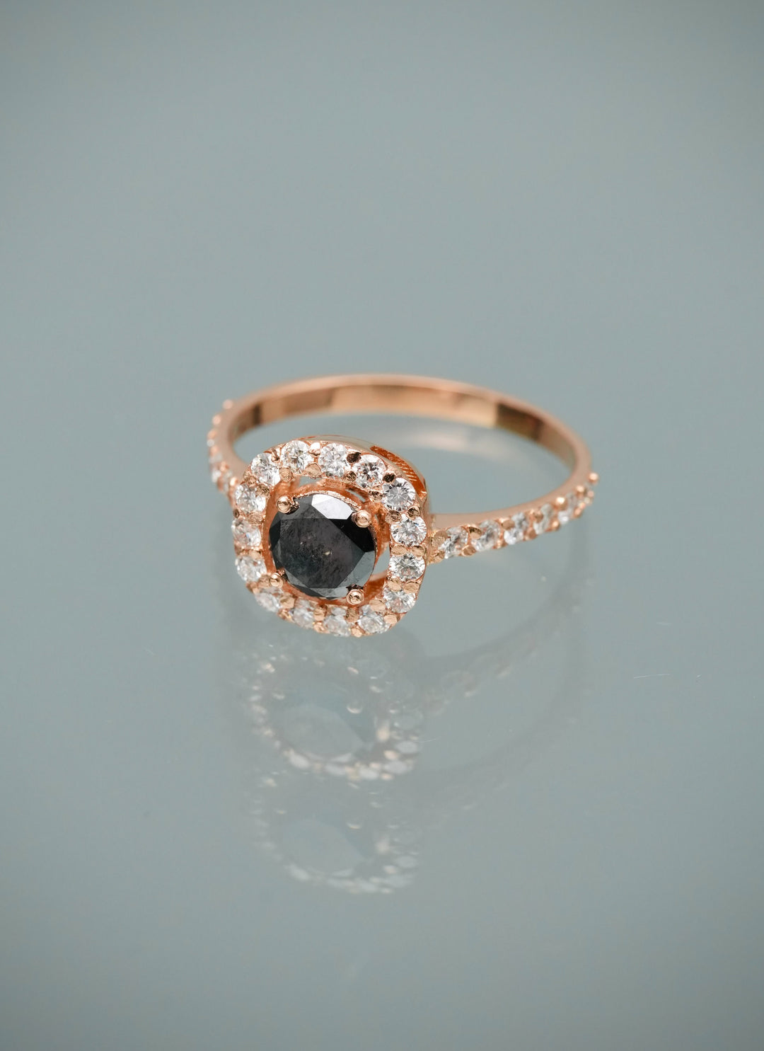 Solitario con 63pts de diamante negro y 56pts de diamante blanco 3gr / Talla 7 1/4 — Oro Rosado
