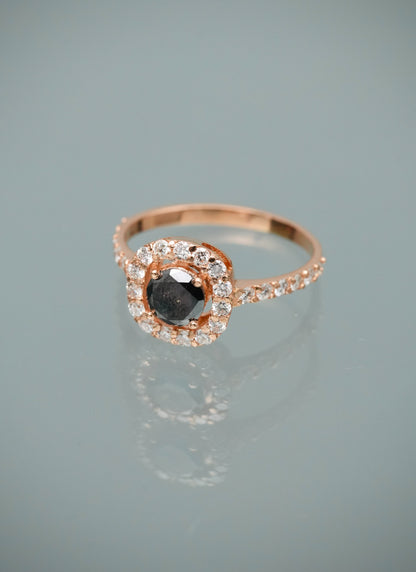 Solitario con 63pts de diamante negro y 56pts de diamante blanco 3gr / Talla 7 1/4 — Oro Rosado