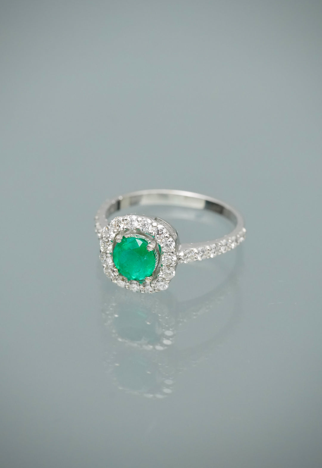 Solitario con 53pts de esmeralda y 56pts de diamantes 2.8gr / Talla 5 — Oro Blanco