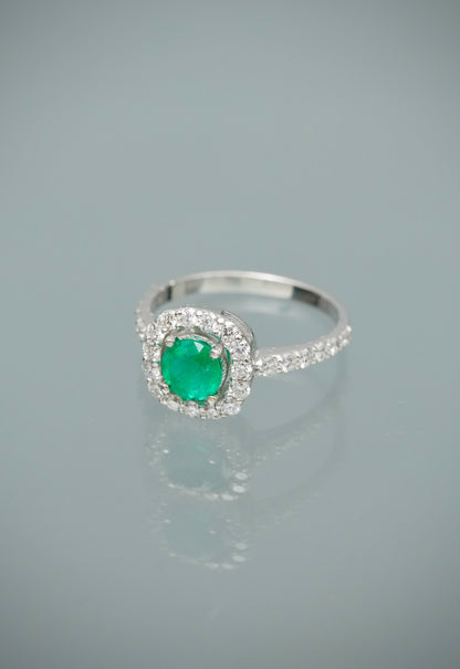 Solitario con 50pts de esmeralda y 56pts de diamantes 3gr / Talla 7 — Oro Blanco