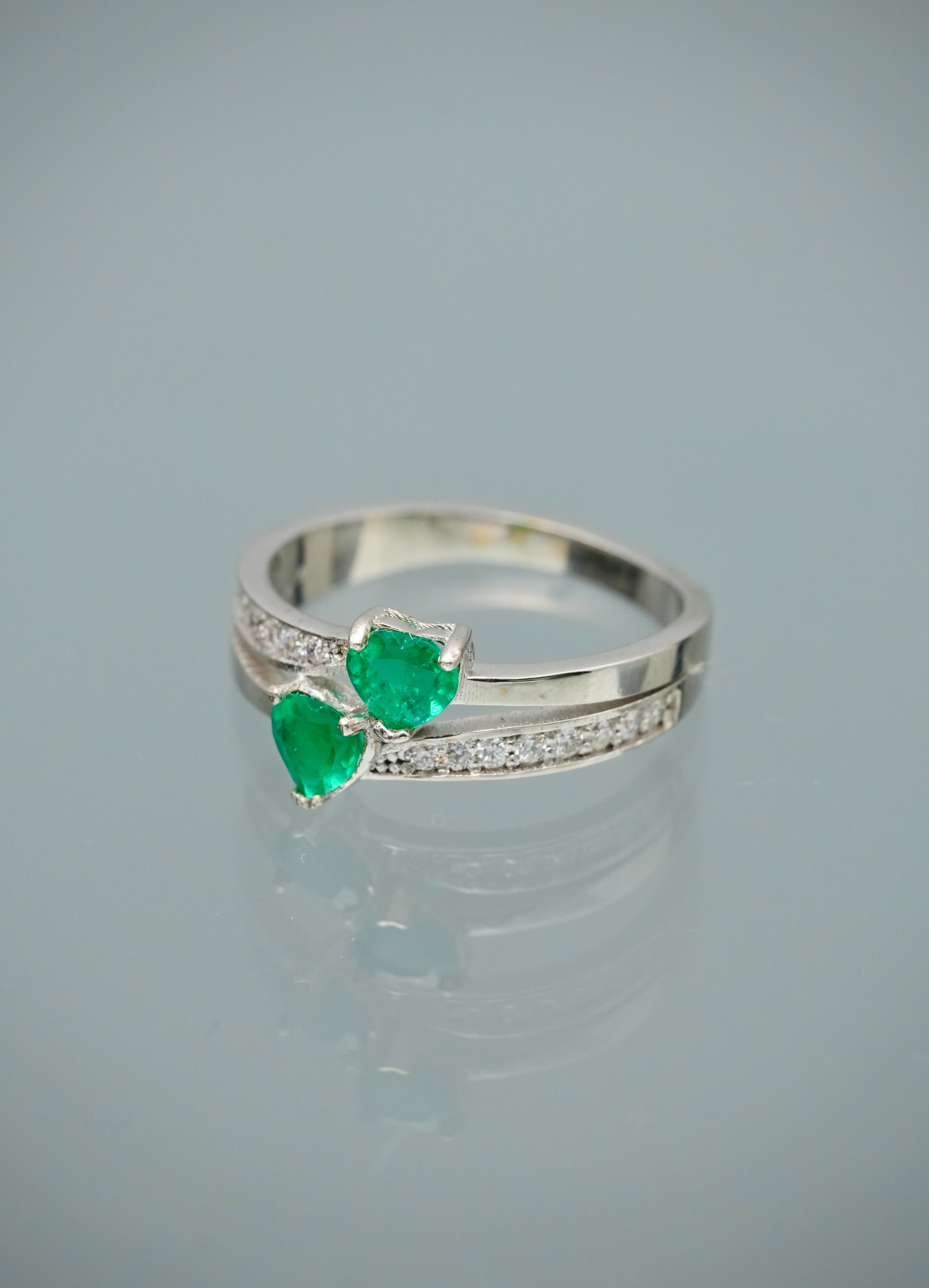 Anillo corazones con 55pts de esmeralda y 20pts de diamantes 3.5gr / Talla 6 3/4 — Oro Blanco