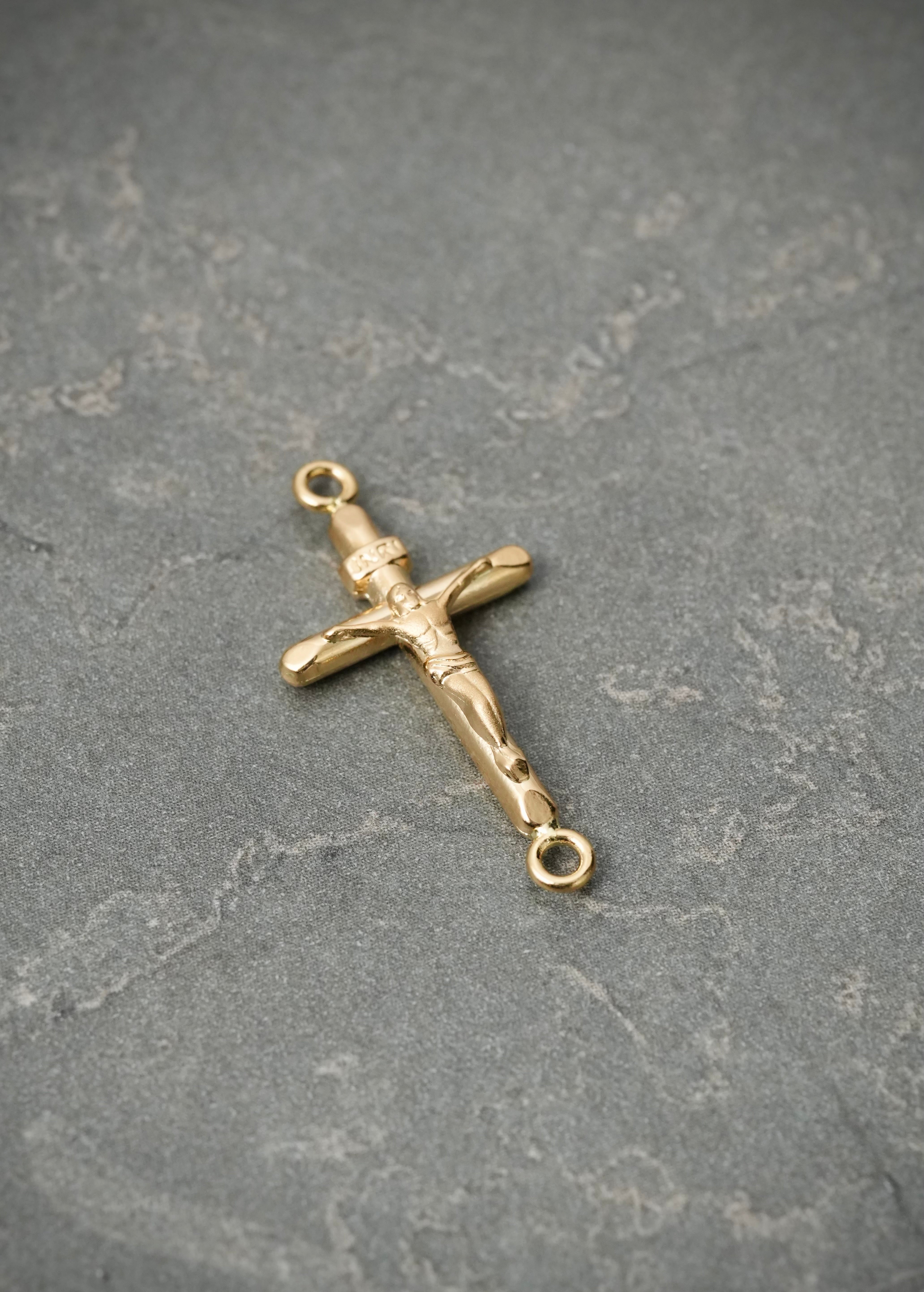 Herraje cruz con cristo 0.75gr / Largo 2.5cm — Oro Amarillo