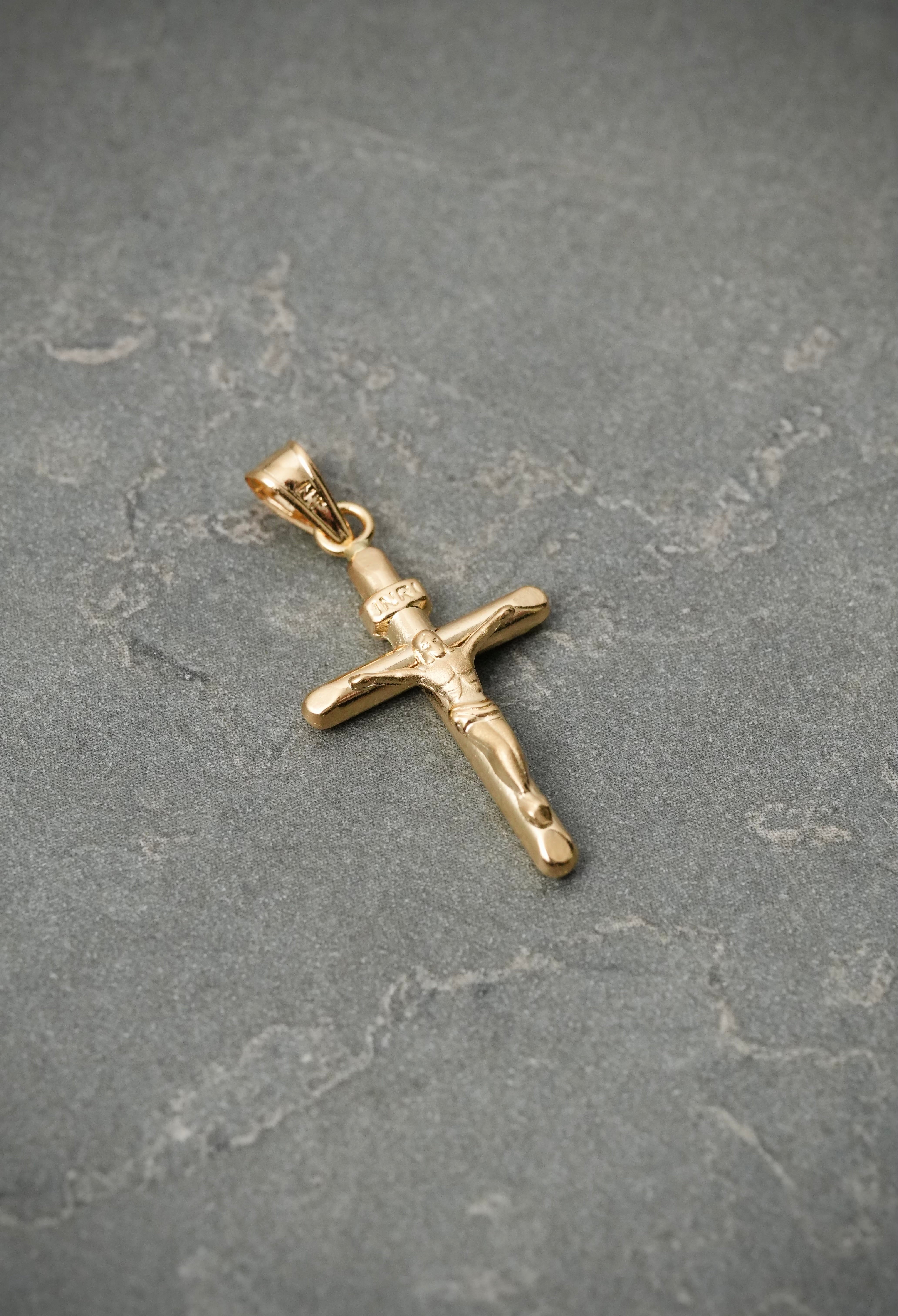 Dije Cruz con Cristo 0.75gr / Largo 2.6cm — Oro Amarillo