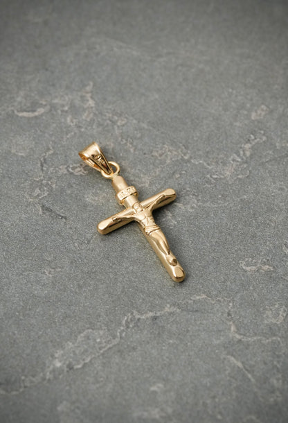 Dije Cruz con Cristo 0.75gr / Largo 2.6cm — Oro Amarillo