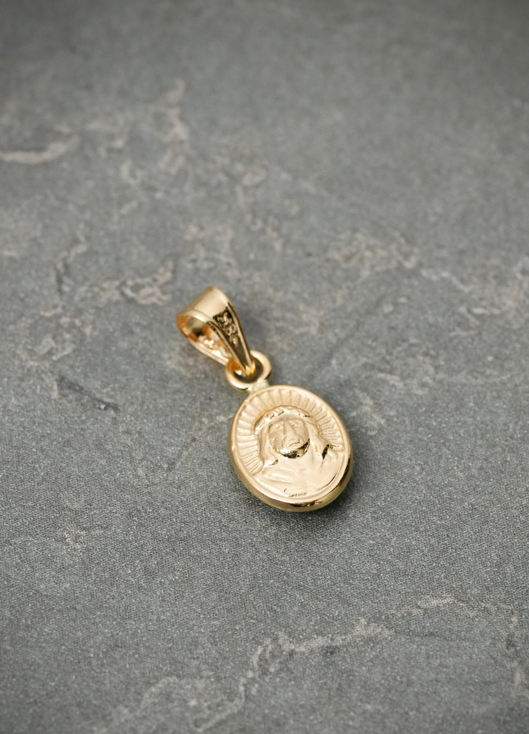 Dije jesus 0.4gr / Largo 1.6cm — Oro Amarillo