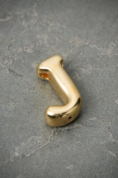 Dije Letra J 0.6gr / 1.8cm / 14.1mm — Oro Amarillo
