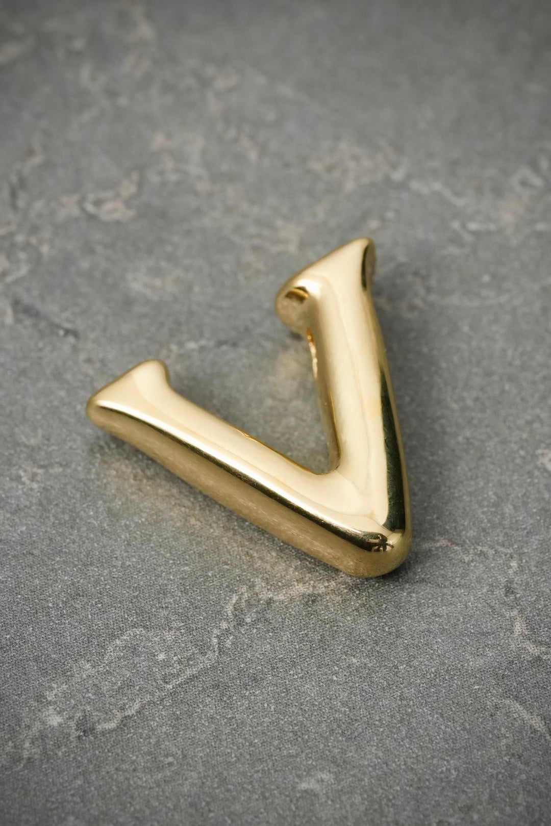 Dije letra v 0.6gr / Largo 1.7cm — Oro Amarillo
