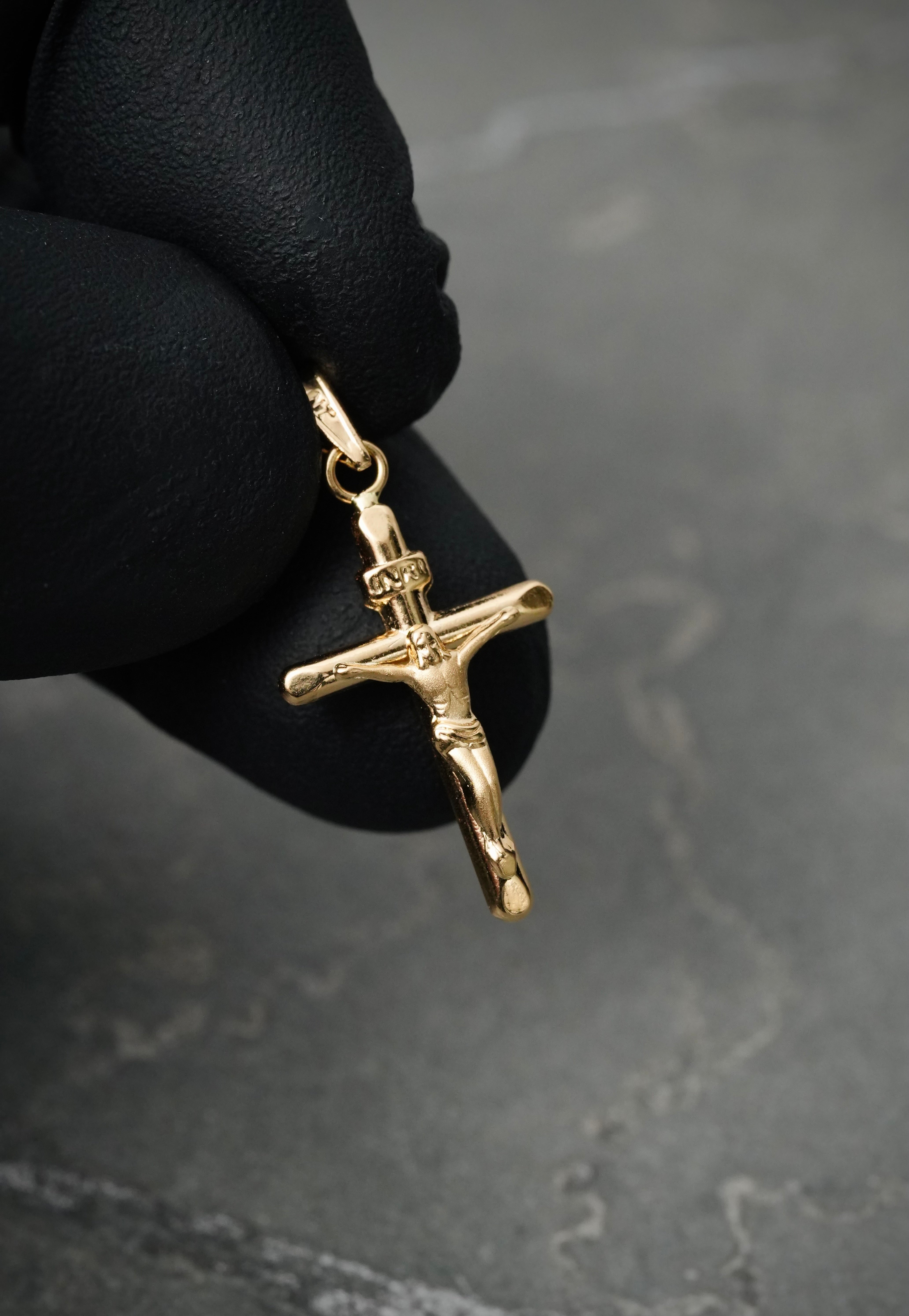 Dije Cruz con Cristo 0.75gr / Largo 2.6cm — Oro Amarillo