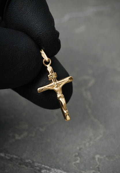 Dije Cruz con Cristo 0.75gr / Largo 2.6cm — Oro Amarillo