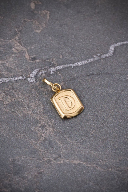 Dije Letra D 0.3gr / 1.4cm / 6mm — Oro Amarillo