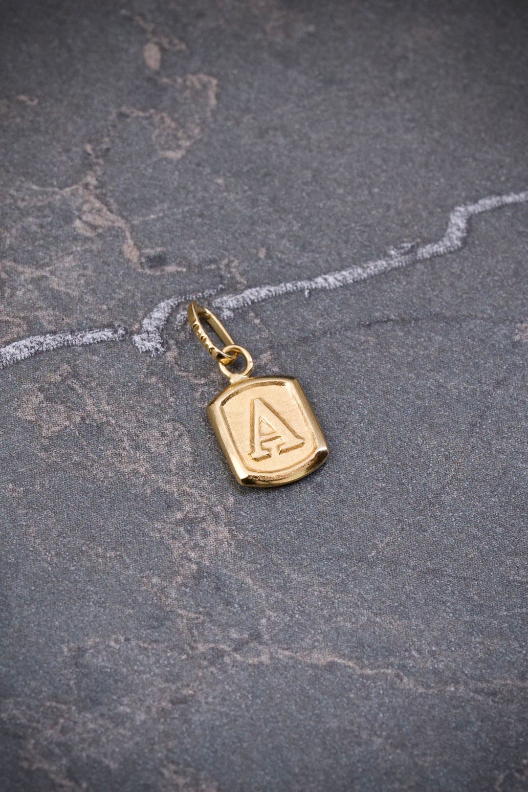 Dije Letra A 0.35gr / 1.5cm / 6.9mm — Oro Amarillo