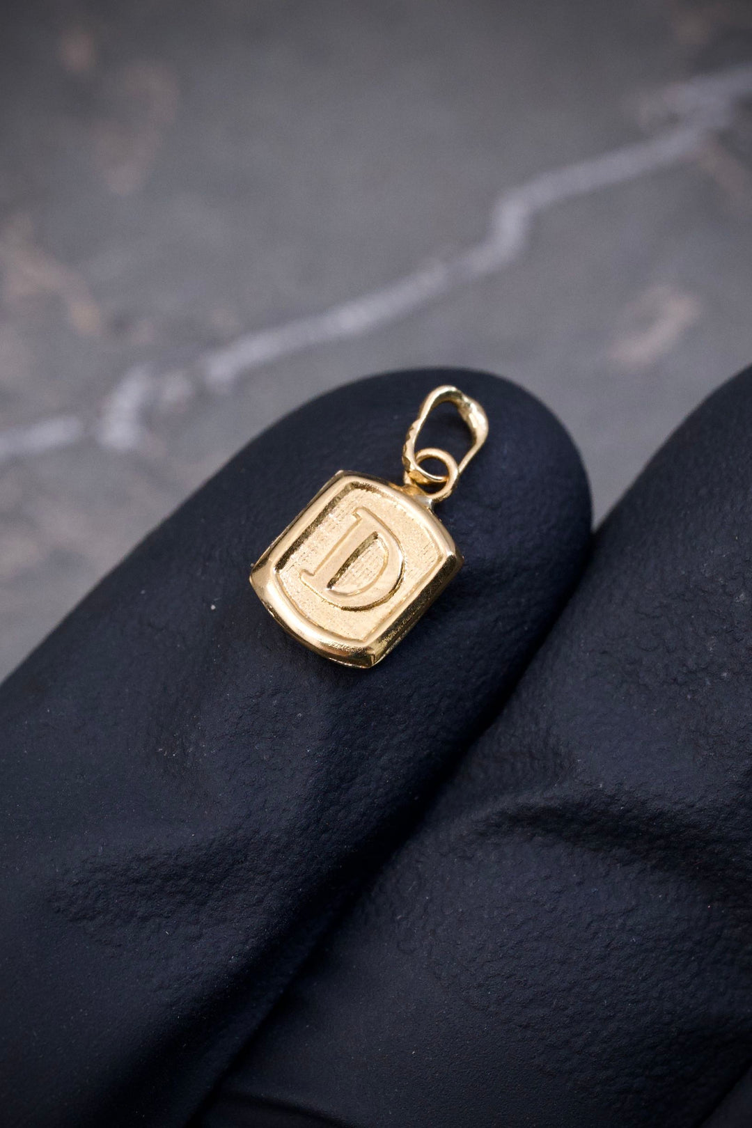 Dije Letra D 0.3gr / 1.4cm / 6mm — Oro Amarillo