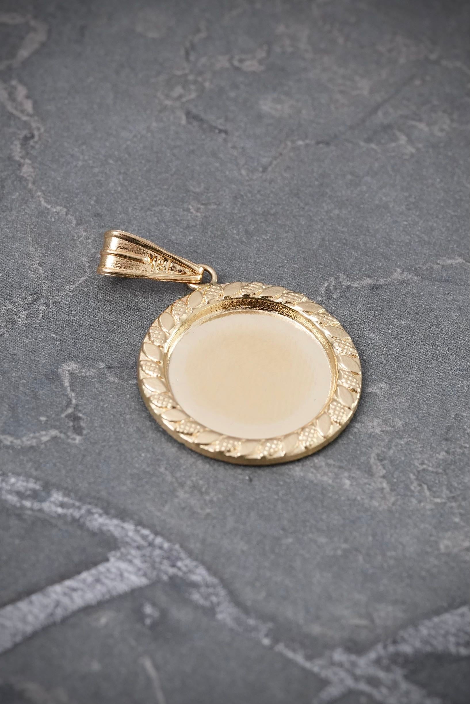 Dije placa diamantada 1.1gr / Largo 2.8cm / Oro Amarillo Nac M