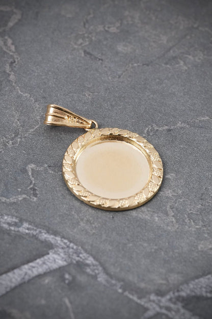 Dije placa diamantada 1.1gr / Largo 2.8cm / Oro Amarillo Nac M